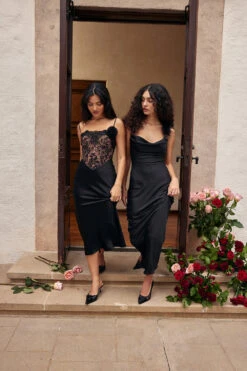 Black Satin Maxi Dress -Pinkyy Kleider Geschaft 1674777941 look 07 3112